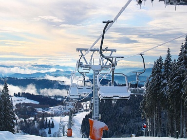 Alkohol coraz śmielej na stokach