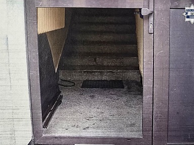 Niszczyli drzwi do klatek schodowych